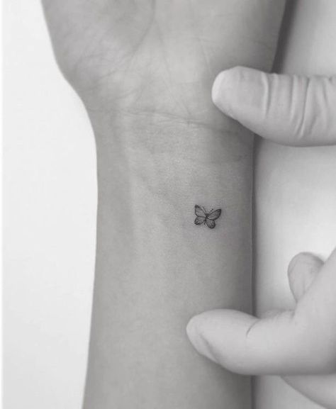 Herz Tattoo Klein, Tiny Butterfly Tattoo, Tato Jari, Petite Tattoos, Small Hand Tattoos, Wrist Tattoos For Women, Classy Tattoos, Cute Tattoos For Women, Discreet Tattoos