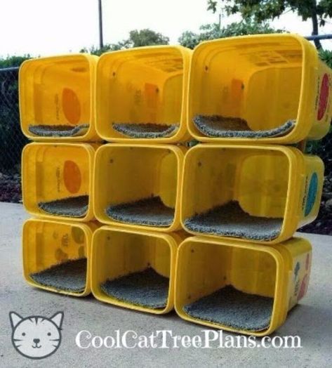 DIY Ideas With Carpet Scraps - Recycled Litter Pail Cat Condo - Cool Crafts To Make With Old Carpet Remnants - Cheap Do It Yourself Gifts and Home Decor on A Budget - Creative But Cheap Ideas for Decorating Your House and Room - Painted, No Sew and Creative Arts and Craft Projects http://diyjoy.com/diy-ideas-carpet-scraps Outdoor Cat Tree, Tidy Cat Litter, Cat Habitat, Cat Tree Plans, Cat House Plans, Feral Cat House, Tidy Cats, Cool Cat Trees, Diy Cat Tree