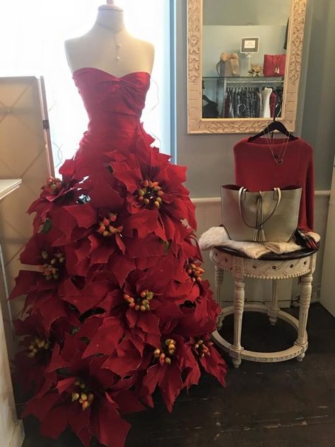 Mannequin Dress Form Christmas Tree, Christmas Mannequin Display, Lady Christmas Tree, Christmas Tree Dresses, Christmas Tree Mannequin Dresses, Torso Christmas Tree, Mannequin Trees For Christmas, Christmas Maniquin Ideas, Dress Form Christmas Tree Diy