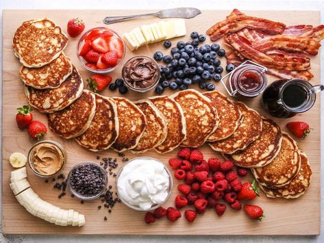 Pancake Boards Are the Newest Instagrammable Brunch Trend Pancake Platter, Pancake Board, Fun Pancakes, Morning Brunch, Sweet Dips, Meat Snacks, Homemade Pancakes, Christmas Party Food, Food Platters