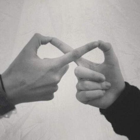 Infinity Pose, Hand Fotografie, Infinity Symbol Art, Infinity Symbol Tattoo, Wedding Ring Photography, Save The Date Karten, Couple Hands, Hand Pose, Infinity Sign