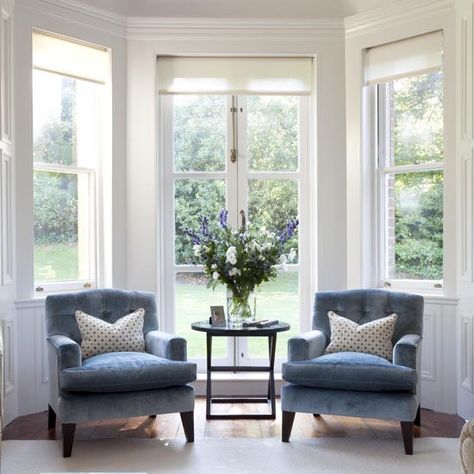 love this pair of chairs set in the bay window. so cozy Bay Window Living Room, Summer Living Room, Staging Ideas, Morning Room, Decoracion Living, Colourful Living Room, Living Room Windows, Design Del Prodotto, Formal Living Rooms