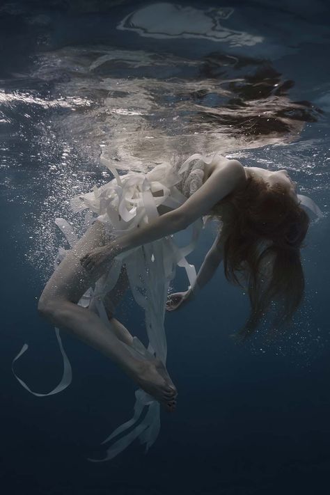 Women Underwater, Underwater Photoshoot, Underwater Model, Underwater Portrait, Pool Poses, Mermaid Photography, Underwater Video, Pool Photography, Water Aesthetic