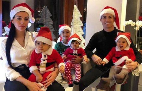 Cristiano Ronaldo & Family In Christmas Mood Football Drawing, Santa Cap, Wallpaper Natal, Cristiano Ronaldo Junior, Ronaldo Junior, Ronaldo Cristiano, Ronaldo Football, Santiago Bernabeu, Cristiano Ronaldo 7