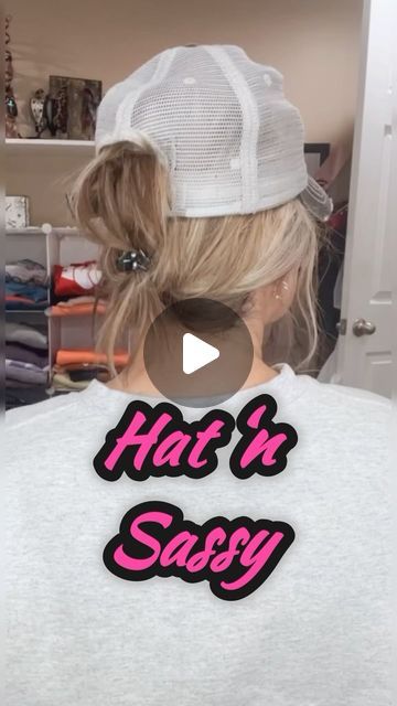 Suzy Turner 🔆 Makeup • Skincare • Hair 🔆 on Instagram: "Feeling Hat‘n Sassy these days for sure! 😂 gotta love some great hat hairstyles for days we want to keep it cute and quick! #hathair #hatstyle #hats #hairstyle #hair #clawclip #hairtutorial #hairtips #cutehair #crocodilerock #seintartist" Rainy Day Hat Hairstyles, How To Style A Ball Cap Women, Hat And Clip Hairstyle, Hair Clip And Baseball Cap, Hairstyle With Hats Ball Caps, Hair Clip Hat Styles, Ballcap Hairstyles Short Hair, Shoulder Length Hair Baseball Cap, Baseball Hat And Claw Clip