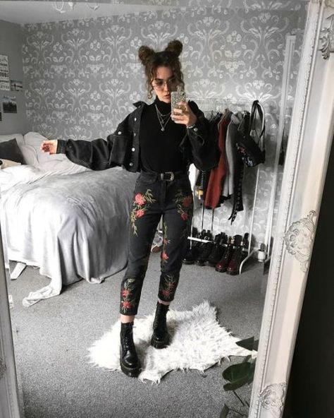 Mode Grunge Hipster, Look Grunge, Mode Emo, Perfect Winter Outfit, Ripped Jeans Outfit, Mode Grunge, Outfits Edgy, Aesthetic Grunge Outfit, Ținută Casual