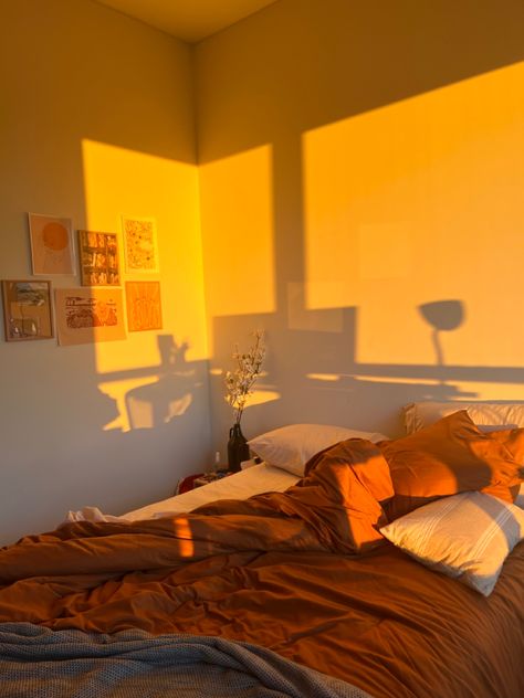 Yellow Bed Aesthetics, Bed Orange Aesthetic, Sunrise Room Aesthetic, Orange Bedsheets Aesthetic, Aesthetic Bedroom Yellow, Sunshine Bedroom Aesthetic, Golden Hour Room Aesthetic, Golden Hour Bedroom Aesthetic, Golden Hour Bedroom