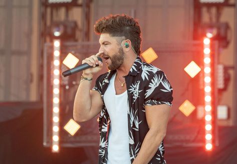 Chris Lane Plots 2018 Laps Around the Sun Tour #Music #Music_Country #Chris_Lane #headphones #music #headphones Chris Lane Haircut, Mason Ramsey, Lauren Bushnell, Chris Lane, Short Hair With Beard, Lauren Lane, Tour Music, Country Music News, Music Country