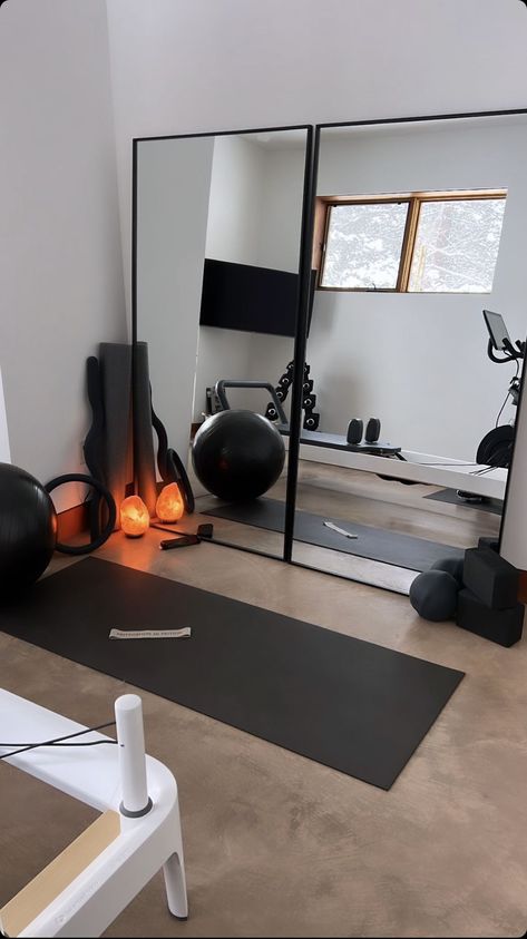 home gym, small home gym, basement gym, home gym inspiration Ruang Gym, Mini Gym, Workout Room Home, Exercise Room, Gym Room At Home, Gym At Home, Home Gym Decor, Gym Aesthetic, Gym Home