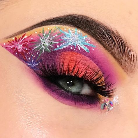 🌸☠️Autumn Harris☠️🌸 (@muaautumn) • Instagram photos and videos New Year Eyeshadow Looks, Holiday Eyeshadow, 4th Of July Makeup, Eyeshadow Designs, New Year's Makeup, Holiday Makeup Looks, New Year Fireworks, Work Makeup, Eye Makeup Pictures