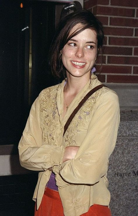 Parker Posey Clockwatchers, Parker Posey 90s, Attractive Pictures, Parker Posey, Warby Parker, 90s Outfit, Wild Woman, Pictures Of People, May 20