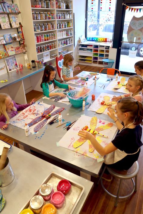 Art Class Set Up Ideas, Dragonfly Kids Art, Art Class Set Up, Art Store Aesthetic, Art Room For Kids, In Home Art Studio, Art Studio Business, Art Space For Kids, Art Studio Kids