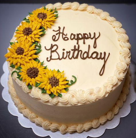 Sunflowers Cake Ideas, Icing Sunflowers On Cake, Red And Yellow Birthday Cake, Sunflower Buttercream Cake, Sun Flower Cake Ideas, Sunflower Birthday Cake Ideas, Sunflower Cake Birthday Simple, Yellow Cake Design Simple, Sunflower Sheet Cake