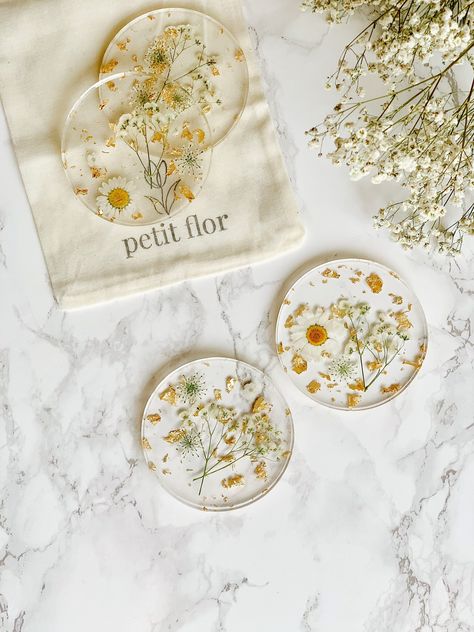 Dried Flowers Crafts, Pressed Dried Flowers, Resin And Wood Diy, Pressed Flower Crafts, Flower Resin Jewelry, Peony Wallpaper, Diy Resin Projects, Resin Coaster, Pressed Flower Art