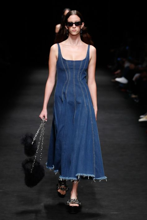 Denim 2023, Rtw 2023, Summer Denim Outfits, Summer Work Dress, Vestiti In Jeans, Summer Work Dresses, Denim Dress Outfit, Kaftan Designs, Denim Dresses