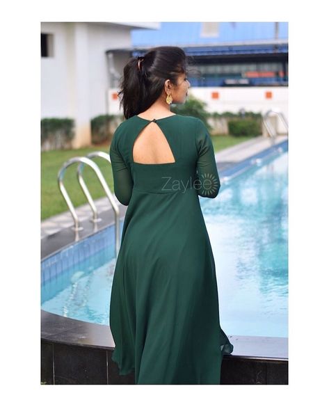 Neck Design For Full Sleeve Kurti, Churidhar Back Designs, Boat Neck Kurti Back Design, Chudidar Back Neck Design, Full Sleeves Churidar Designs, Straight Kurti Back Neck Designs, Kurta Neck Design Front, Churidhar Designs Neck, Chudithar Back Neck Design