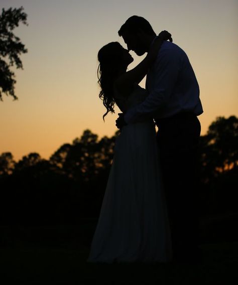 Gorgeous wedding photo at sunset. Wedding photography | silhouette photo | bride and groom: Photography Silhouette, Silhouette Photo, Photo Bride, Silhouette Photography, Silhouette Photos, Photographs Ideas, Sunset Wedding, Groom Photo, Wedding Photos Poses