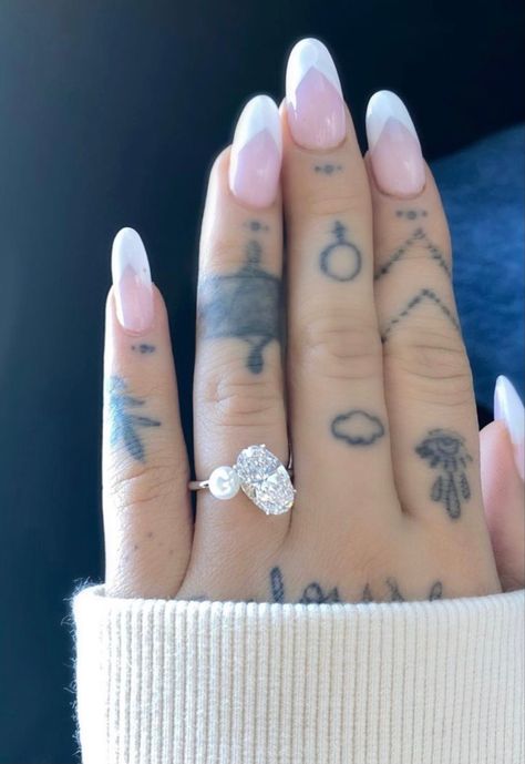 Finger Tattoos, Ariana Grande Nails, Dalton Gomez, Engagement Unique, Ariana Grande Tattoo, Dream Engagement Rings, 문신 디자인, Rings Engagement, Unique Engagement