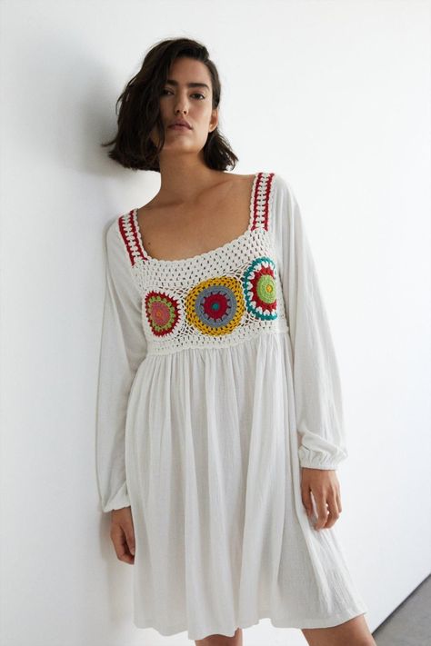 Discover the most stunning and trendy crochet dress designs at our website. From elegant evening gowns to casual summer dresses, we have curated the best collection for you. Couture, Fabric And Crochet Dress, Crochet And Fabric Dress, Crochet Fashion Boho, Crochet Dress Outfits, Crochet Dress Boho, Crochet Unique, Crochet Long Sleeve, Crochet Beach Dress