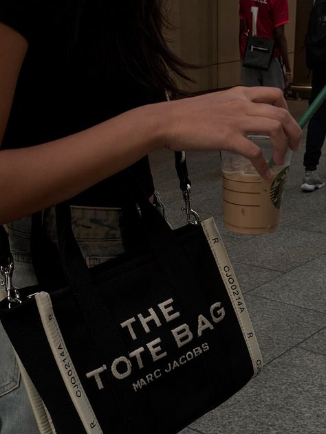 Starbucks, outfit check, marc jacobs the tote bag Marc Jacobs Bag Outfit Street Styles, Marc Jacobs Tote Bag Aesthetic, Marc Jacobs Outfits, The Tote Bag Outfit, The Tote Bag Marc Jacobs Outfit, Marc Jacobs Aesthetic, Marc Jacobs Tote Bag Outfit, The Marc Jacobs Tote Bag, Dreams Vision Board