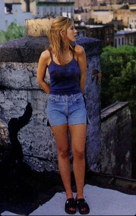 jen aniston shorts denim outfit 80s Summer Outfits, Overall Shorts Outfit, Casual 90s, Rachel Green Outfits, Vintage Summer Outfits, Popular Things, 90’s Outfits, Jean Short Outfits, Denim Shorts Outfit