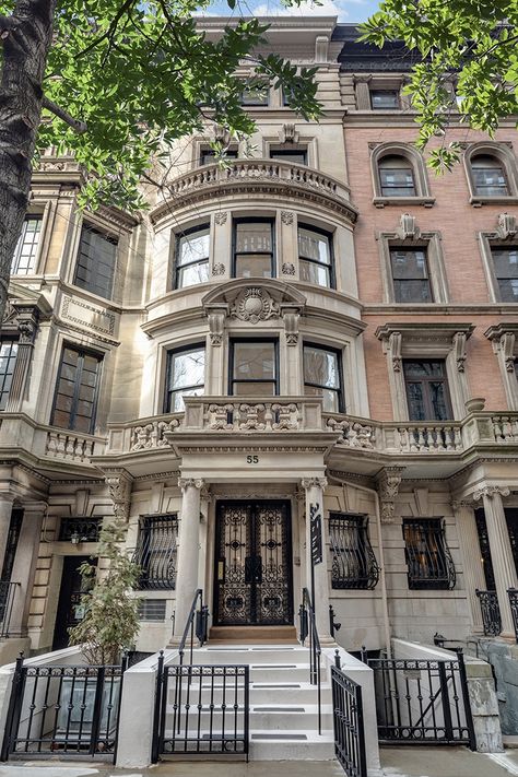 Old Money Townhouse, New York Townhouse Exterior, New York House Exterior, New York Apartment Exterior, Townhouse New York, New York City Townhouse, New York Mansion, Nyc Brownstone, Manhattan House