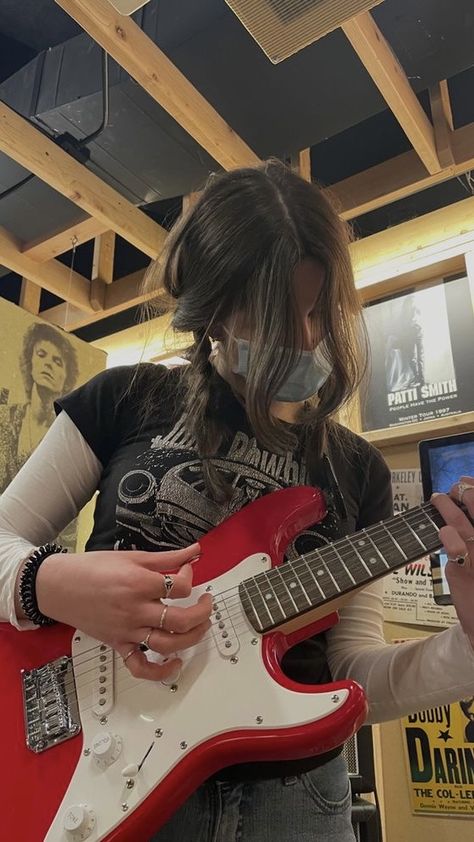 Eletric Gutair Girl, Electric Guitar Girl Aesthetic, Finger Rings Aesthetic, Guitarist Aesthetic, Guitarist Girl, Rockstar Girlfriend Aesthetic, Rockstar Boyfriend, Rockstars Gf, Girlfriend Aesthetic