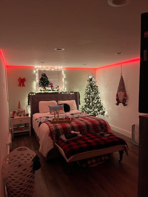 Christmas Room Decorations Ideas, Christmas Decor Bedroom Teenage, Christmas Bedroom Cozy Aesthetic, Christmas Decor Ideas Room Aesthetic, Xmas Bedroom Aesthetic, Christmas Decor Room Aesthetic, Christmas Vibes Cozy Room, Christmas Room Inspo Aesthetic, Christmas Decor Ideas For Bedroom Aesthetic