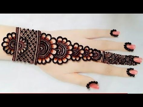 Contrary to Indian style which fills the whole hand with detailed design, Arabic is less Arabic mehndi design pattern is more scattered. It looks more spaced out compared to the Indian and African henna designs. Moreover, the designs are extended with dots and vines giving it a very discreet look. This form actually looks fabulous and captivates instant attention. So, Here is a list of some simple Mehandi designs for this festive season. Back Hand Flower Mehndi, Flower Mehndi Design, Designer Mehndi, Cone Designs, Flower Mehndi, Mehndi Ka Design, New Mehandi, Arabic Mehendi Designs, Mehndi Cone
