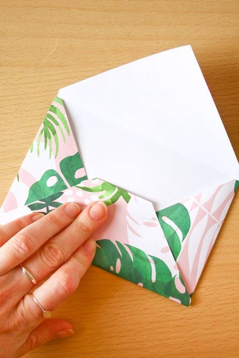 Pretty patterned envelopes made from wrapping paper. How to make an Envelope out of Wrapping Paper Envelope Out Of Wrapping Paper, How To Make Envelopes, Make Envelope, Make Envelopes, Homemade Envelopes, Make An Envelope, Craft Paper Wrapping, Fancy Envelopes, Wrapping Paper Crafts