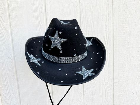 Diy Bedazzled Cowboy Hat, Diy Disco Cowgirl Hat, Cowboy Hat Diy Ideas, Cowboy Hat Concert, Bedazzled Cowboy Hat Diy, Painted Cowboy Hats Diy, Concert Cowboy Hat, Cowboy Hats Decorated, Bedazzled Cowboy Hat