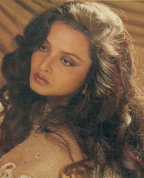 Rekha Hairstyle, Rekha 90s Aesthetic, Vintage Indian Hairstyles, Rekha Vintage, 90s Bollywood Hairstyles, Brown Woman Aesthetic, Rekha 90s, 90s Indian Aesthetic, Rekha Aesthetic