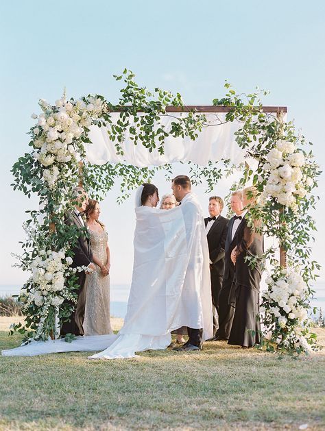 Chupa Wedding Ideas, Wedding Chuppah Flowers Romantic, Winter Wedding Chuppah, Chuppah Floral Installation, Outdoor Chuppah Wedding, Garden Wedding Chuppah, Outdoor Chuppah Ideas, Wedding Huppa Decor, Wedding Chuppah Greenery