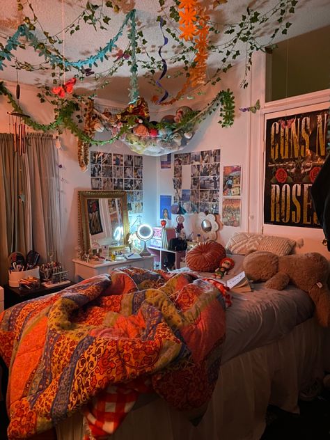 Trendy Maximalist Bedroom, 70s Maximalist Bedroom, 90s Boho Bedroom, Hobo Room, Whimsical Dorm Room, Maximalist Dorm Room, Maximalist Bed, Messy Room Aesthetic, Hippie Bedroom Decor