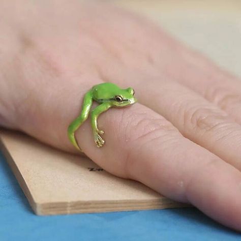 Tree Frog Accessories Frog Inspired Outfit, Frog Accessories, Anel Tutorial, Design Therapy, Frog Ring, Tea Cup Design, Kermit Funny, Frog Jewelry, Yoga Studio Design