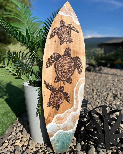 Cute Surfboard Designs, Painting On Surfboard, Wooden Surfboard Decoration, Surfboard Design Art, Cool Surfboard Designs, Surf Boards Designs, Surf Board Designs, Turtle Surfboard, Surf Board Decor