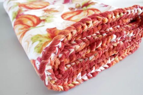 Couture, Fleece Crafts No Sew, No Sew Braided Fleece Blanket, Fleece Tie Pillow, How To Make Tie Blankets, Fleece Fabric Projects, Diy Fleece Blanket No Sew, No Sew Fleece Blanket Diy, Easy Blankets To Make