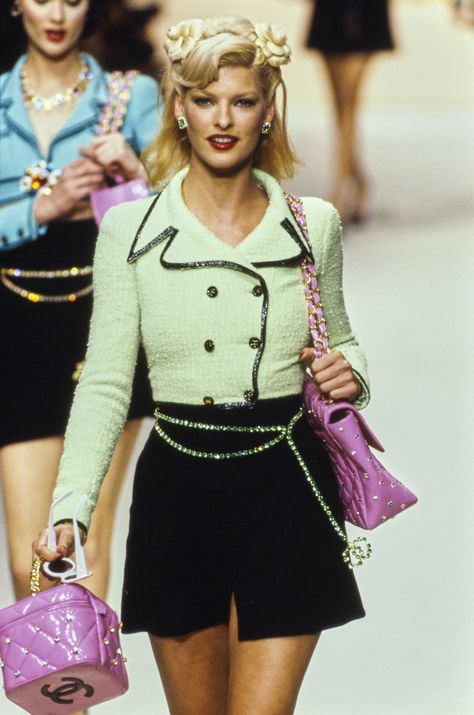 Moda Chanel, 90s Fashion Women, Chanel Runway, Runway Fashion Couture, 90s Runway Fashion, Mode Chanel, Original Supermodels, Moda Paris, 1990s Fashion
