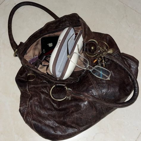 Inside My Bag, Mazzy Star, Estilo Grunge, What In My Bag, Bags Aesthetic, Jane Birkin, Pretty Bags, Essential Bag, Mode Inspo