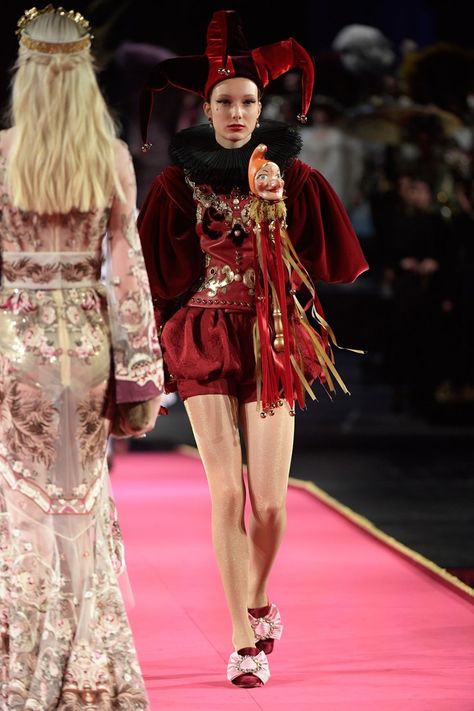 Vogue Paris, Jester Outfit, Jester Costume, Carnival Fashion, Vogue Japan, Dolce E Gabbana, Mode Inspiration, Dolce & Gabbana, Fashion Shows