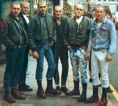 Skinheads 70-80s Irish Punk, Skinhead Men, Zoot Suits, Skinhead Boots, Urban Tribes, Skinhead Fashion, 80s Punk, Buku Harry Potter, Hippie Man