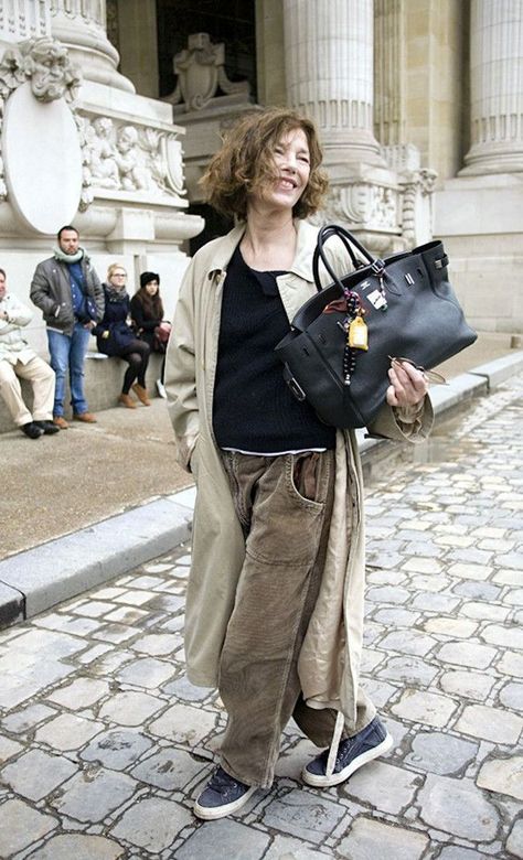 How Jane Birkin is using her Birkin Jane Birkin And Her Bag, Jane Birkin Hermes, Jane Berkin, Berkin Bag, Birken Bag, Jane Birken, Stylish Work Bag, Jane Birkin Style, Serge Gainsbourg