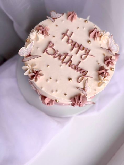 Cake Inspo For 19th Birthday, Cake Designs Cute And Simple, Pretty Cake Designs Birthday, Cute Simple Cakes Aesthetic, Birthday Cake For 19th Birthday, Simple Pretty Cake Designs, Simple Cake For Birthday, Spring Birthday Cake For Women, Design Cake Simple