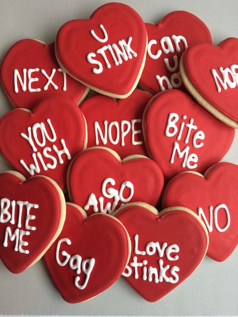 These DIY Valentine's Day ideas help you tell someone how you feel in your own words - and your own letters. Valentines Bricolage, Valentijnsdag Diy, Conversation Heart Cookies, Saint Valentin Diy, Valentinstag Party, Valentines Party Decor, Anti Valentines Day, Valentines Day Desserts, Valentines Day Food