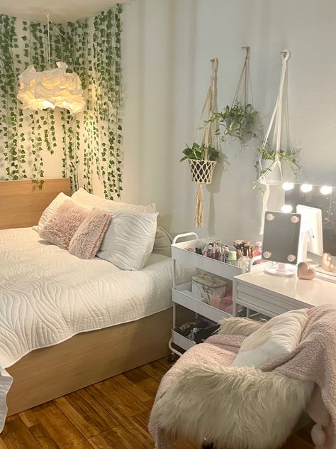 Small Dorm Room Ideas Bunk Beds, Storage Saving Ideas, Asthetic Rug, Simple Room Ideas Aesthetic, Soft Girl Bedroom, Room Redesign, Bedroom Size, Preppy Room Decor, Cozy Room Decor