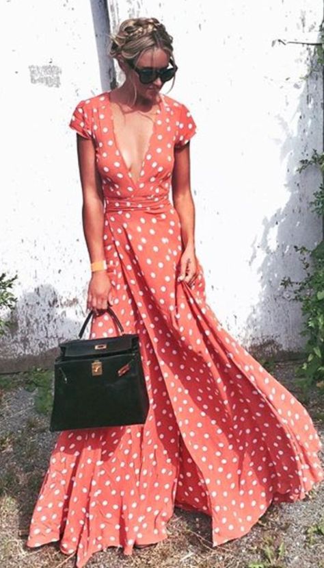 Coral Polka dot Wrap Dress  by Tularosa. Perfect for a day wedding Sukienki Maksi, Áo Blu, Summer Dress Trends, Skirt Diy, Short Sleeve Maxi Dress, Estilo Hippie, Polka Dot Maxi Dresses, Tas Fashion, Mode Boho