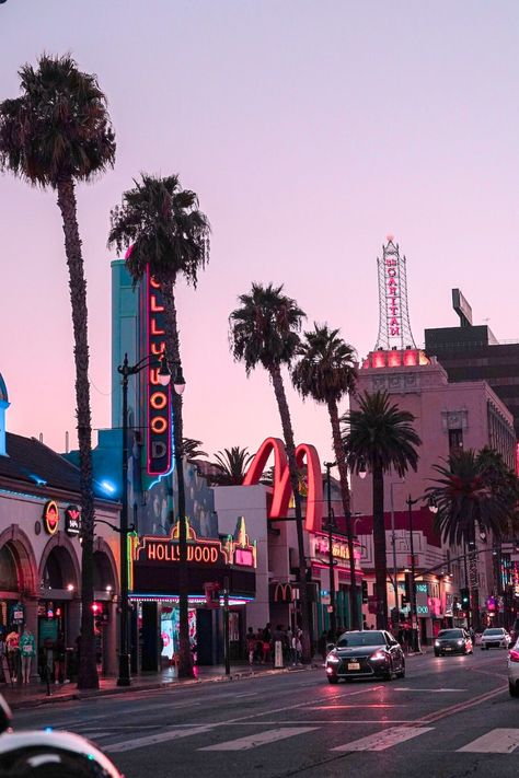 An evening photo of Los Angeles' Hollywood Boulevard Beautiful Los Angeles, Los Angeles Manifestation, Hollywood Boulevard Aesthetic, Los Angeles Vision Board, Los Angeles Night Life, Los Angeles Night Aesthetic, Los Angeles Aesthetic Night, Los Angeles California Aesthetic, Los Angeles Vibes