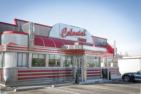 Built in the mid-1950s by Mountain View Diner Company, the Colonial in Lyndhurst retains the look of the period. Keep an eye peeled for this recurring special: shrimp salad on a roll with bacon, avocado, fresh spinach and tomato slices, with a cup of clam chowder on the side. It’s a winner. 1950s Buildings, Retro Diner Exterior, Diner Architecture, Diner Exterior, Retro Buildings, Bloxburg Layouts, Classic American Diner, Diner Aesthetic, 1950s Diner