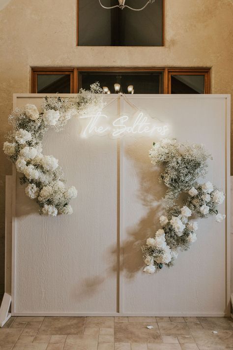 Crisp, clean whites and stylish details created a vibey, magazine worthy wedding reception ✨ Wedding Backdrop Design Minimalist, Linen Backdrop Wedding, Glam Booth Wedding, Classy Photo Backdrop, Modern Minimalist Wedding Backdrop, Modern And Minimalist Wedding, Diy Wedding Photobooth Backdrop, All White Reception Decor, Modern Wedding Photo Backdrop