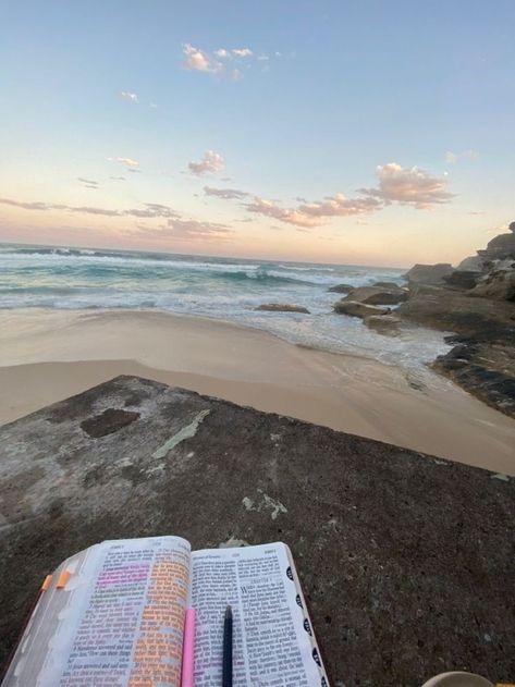 `- 𝐈 ♡︎ 𝐓𝐇𝐄 𝐋𝐎𝐑𝐃 -´ Bible On The Beach Aesthetic, Beach Study Aesthetic, Teen Christian Aesthetic, Homeschool Aesthetic Teen, Bible Girl Aesthetic, Bible Camp Aesthetic, Holy Girl Summer Aesthetic, Jesus Girl Aesthetic, That Christian Girl Aesthetic